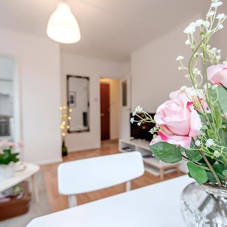 Modern One Bedroom Victoria Apartment London Exterior foto